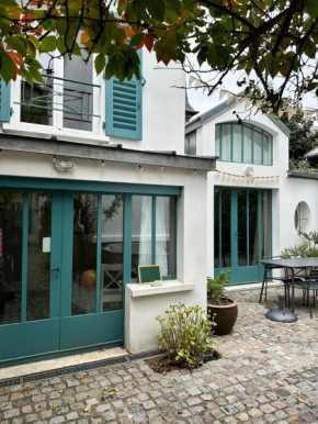 Petite maison calme dans un jardin